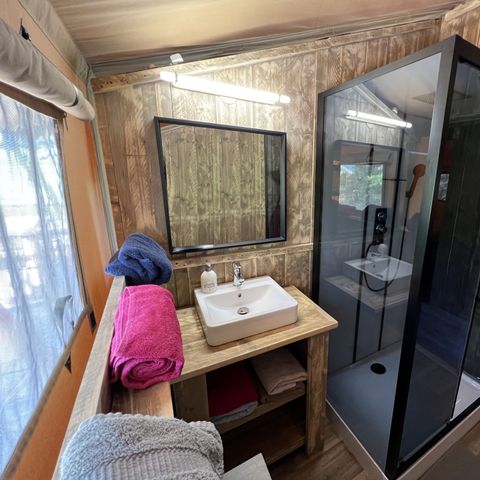 TENTE TOILE ET BOIS 2 personnes - 19-Tente safari XXL Deluxe pilotis 50m2 (3ch - 2/7 pers.) +Spa Air+Lits faits+serviettes+boissons - prix pour 2 personnes