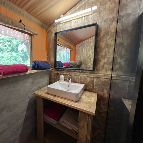 TENTE TOILE ET BOIS 2 personnes - 19-Tente safari XXL Deluxe pilotis 50m2 (3ch - 2/7 pers.) +Spa Air+Lits faits+serviettes+boissons - prix pour 2 personnes