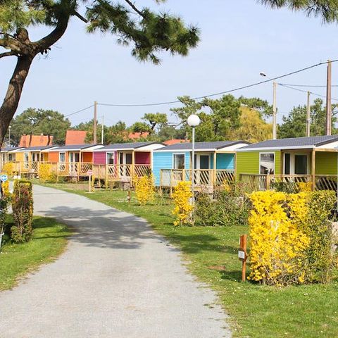 BUNGALOW 4 personnes - MOBIL HOME CONFORT DIM  plaque gaz refrigérateur  vaisselle télévision