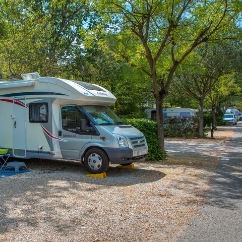 Emplacement - Forfait tente, caravane ou camping-car + véhicule + électricité 10 Amp.