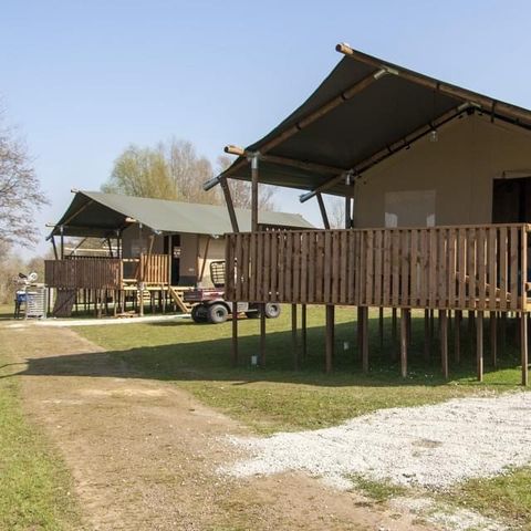 TENTE TOILE ET BOIS 6 personnes - y compris les installations sanitaires