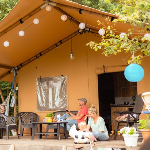 Tente en toile et en bois 4 personnes - y compris les installations sanitaires