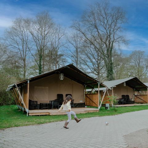 TENTE TOILE ET BOIS 6 personnes - y compris les installations sanitaires