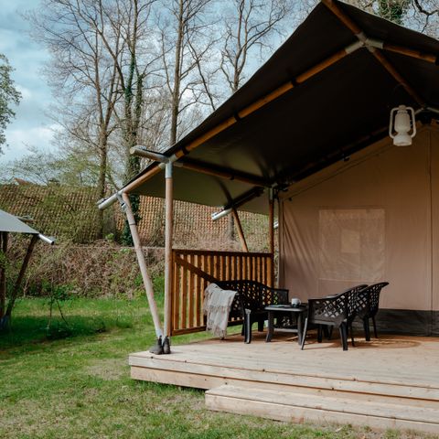TENTE TOILE ET BOIS 4 personnes - y compris les installations sanitaires
