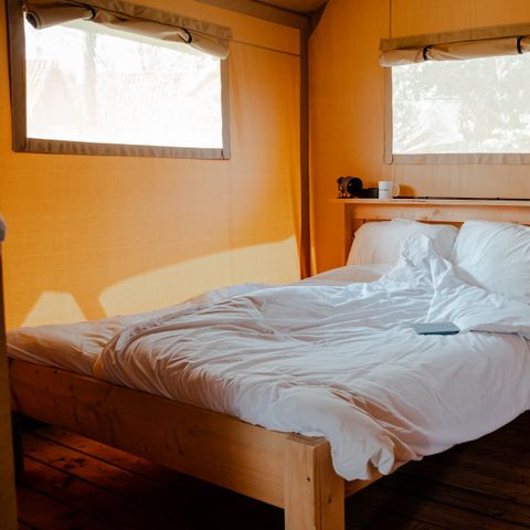 TENTE TOILE ET BOIS 4 personnes - y compris les installations sanitaires