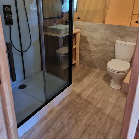 TENTE TOILE ET BOIS 4 personnes - Luxe avec sanitaires