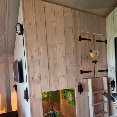 Tente en toile et en bois 6 personnes - y compris les installations sanitaires