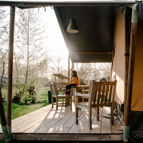 TENTE TOILE ET BOIS 4 personnes - y compris les installations sanitaires
