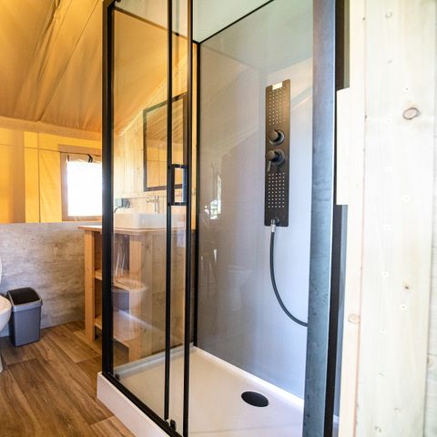 Tente en toile et en bois 4 personnes - y compris les installations sanitaires au bord du lac
