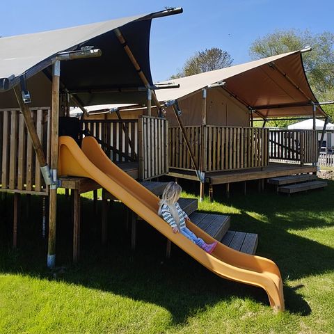 Tente en toile et en bois 6 personnes - y compris les installations sanitaires avec toboggan