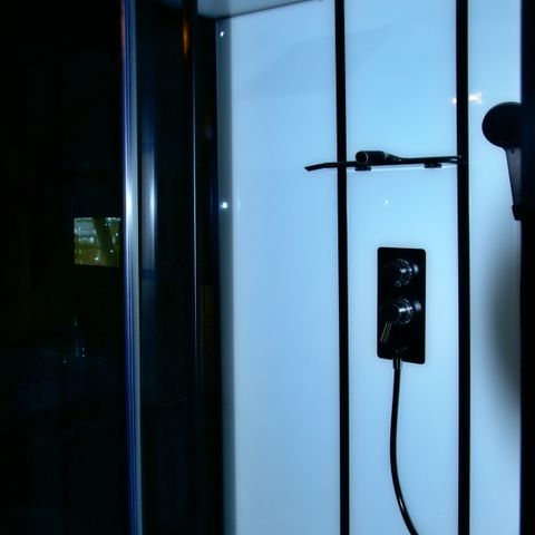 Tente en toile et en bois 4 personnes - y compris les installations sanitaires