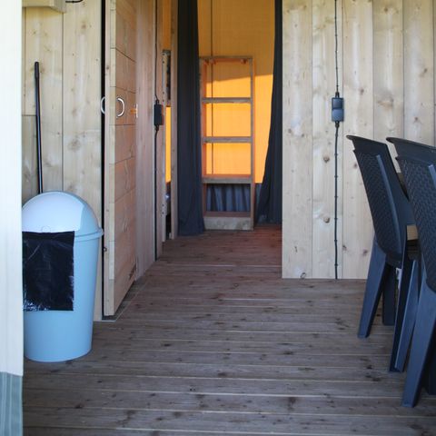 Tente en toile et en bois 4 personnes - y compris les installations sanitaires