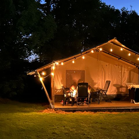 Tente en toile et en bois 4 personnes - y compris les installations sanitaires