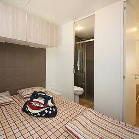 BUNGALOW 4 personnes - Mobil-home | Comfort | 2 Ch. | 4 Pers. | Terrasse surélevée | Clim.