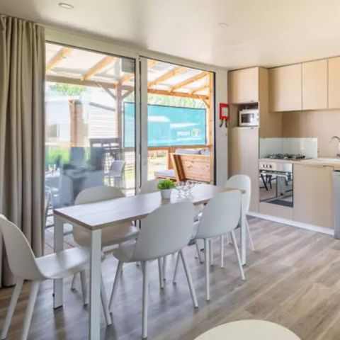 BUNGALOW 7 personnes - Mobil-home | Ultimate Plus | 3 Ch. | 6/8 Pers. | Terrasse Lounge | 2 SDB | Clim. | TV | By Roan