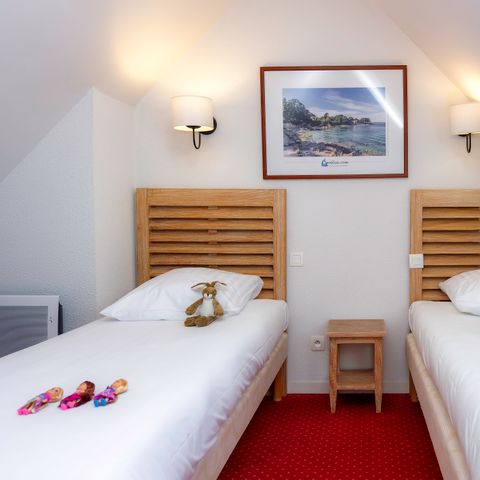 APPARTEMENT 7 personnes - G/295_3 PIECES CABINE 6/7 PERSONNES COTE PISCINE