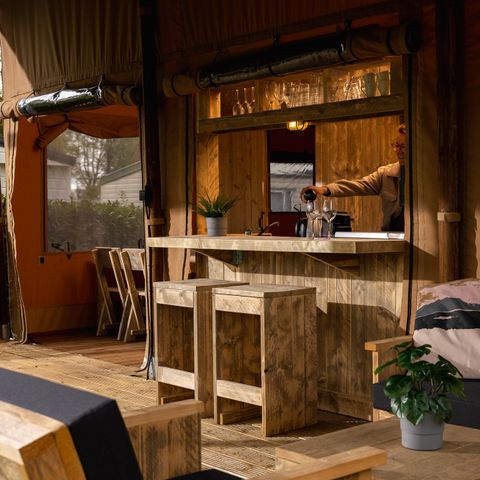 TENTE TOILE ET BOIS 5 personnes - Le barman