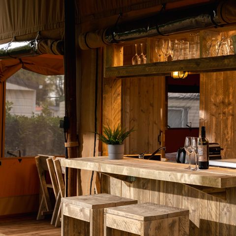 TENTE TOILE ET BOIS 5 personnes - Le barman