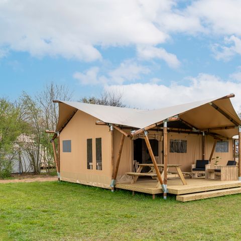 TENTE TOILE ET BOIS 4 personnes - avec sanitaires privés (max. 2 adultes)