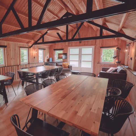 Tiny house 16 personnes - Hébergement de groupes chalet en bois rond + 4 tiny houses de quatre personnes (16 personnes)