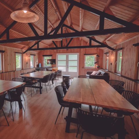 Tiny house 16 personnes - Hébergement de groupes chalet en bois rond + 4 tiny houses de quatre personnes (16 personnes)