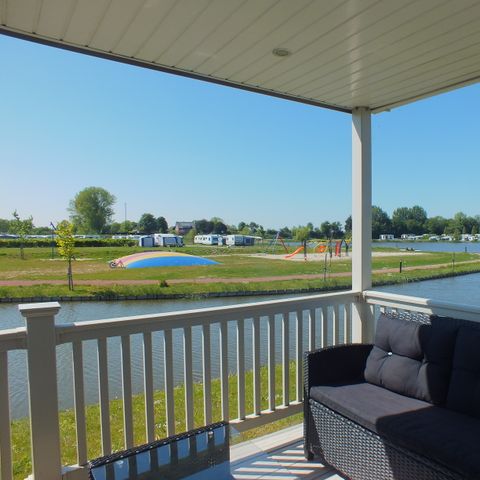 Mobilhome 4 personnes - avec terrasse au bord de l'eau