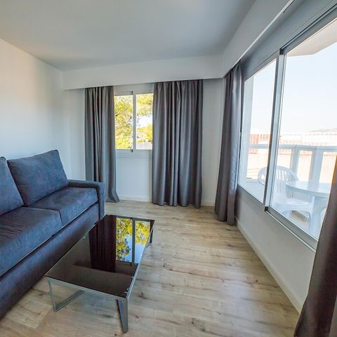 Appartement 4 personnes - 3 adultes + 1 enfant de moins de 15 ans - 1 chambre - Vue mer - Balcon