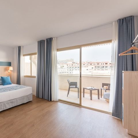 Chambre 2 personnes - Chambre d'hôtel Double - Adaptée à la PMR - Balcon C2A