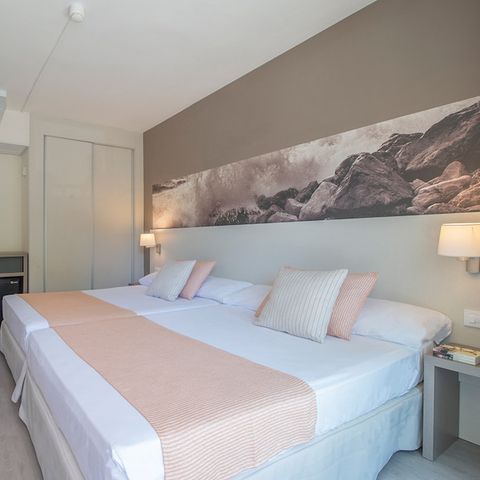 CHAMBRE 4 personnes - Chambre Familiale - 3 adultes + 1 enfant (-12 ans) - balcon