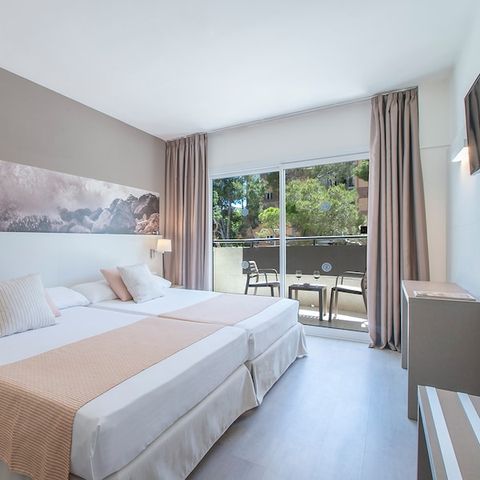 CHAMBRE 4 personnes - Chambre Familiale - 3 adultes + 1 enfant (-12 ans) - balcon