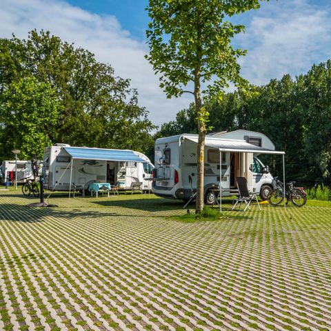 Emplacement - Aire de camping-car « Comfort » au bord de l'eau