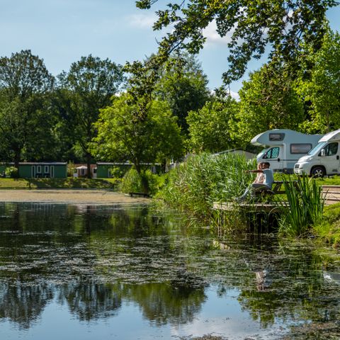 Emplacement - Aire de camping-car « Comfort » au bord de l'eau