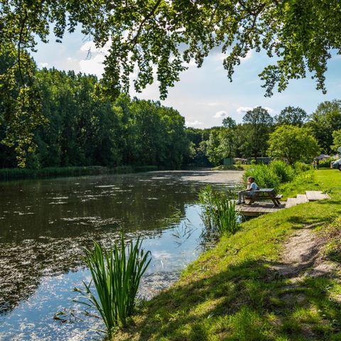 Emplacement - Aire de camping-car « Comfort L » au bord de l'eau