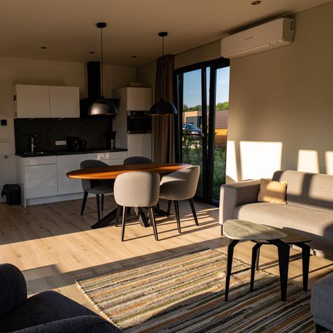 MAISON 4 personnes - avec clôture pour chiens, sauna et bain à remous