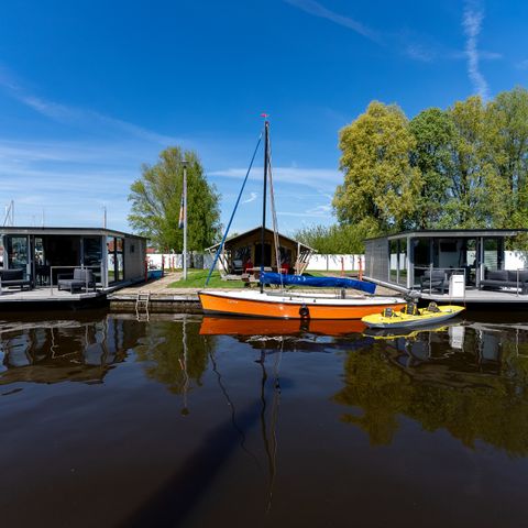 HÉBERGEMENT INSOLITE 4 personnes - Bateau-logement Heeg
