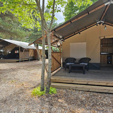 Tente en toile et en bois 6 personnes - y compris les installations sanitaires