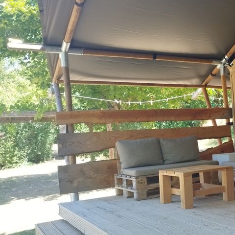 TENTE TOILE ET BOIS 5 personnes - y compris les installations sanitaires