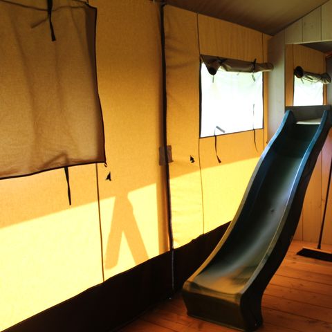 TENTE TOILE ET BOIS 6 personnes - y compris installations sanitaires + toboggan