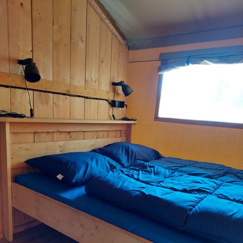 Tente en toile et en bois 4 personnes - y compris les installations sanitaires