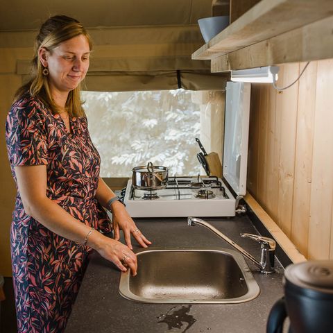 TENTE TOILE ET BOIS 4 personnes - y compris les installations sanitaires