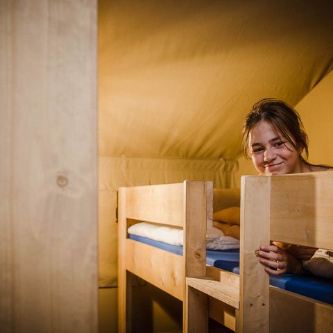 Tente en toile et en bois 4 personnes - y compris les installations sanitaires