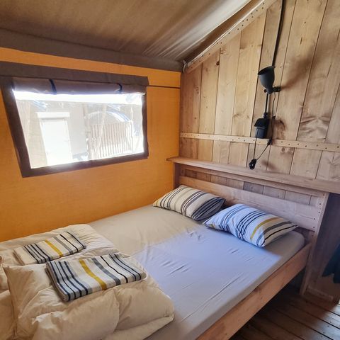 TENTE TOILE ET BOIS 4 personnes - y compris les installations sanitaires