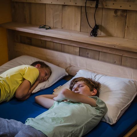 Tente en toile et en bois 4 personnes - y compris les installations sanitaires