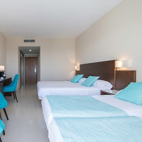 Chambre 4 personnes - CHAMBRE QUADRUPLE - VUE MER - TERRASSE SPACIEUSE - PETITDÉJEUNER INCLUS