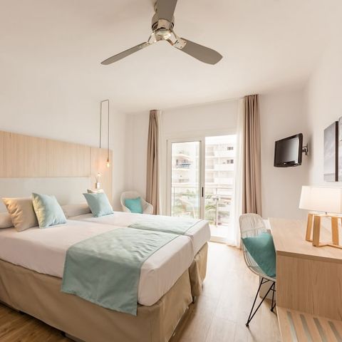 Chambre 3 personnes - 2 adultes + 1 enfant (-12 ans) - Balcon - Vue piscine - Petit déjeuner inclus