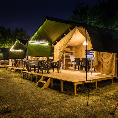 Tente en toile et en bois 6 personnes - y compris les installations sanitaires privées