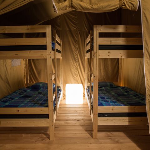 Tente en toile et en bois 6 personnes - y compris les installations sanitaires privées