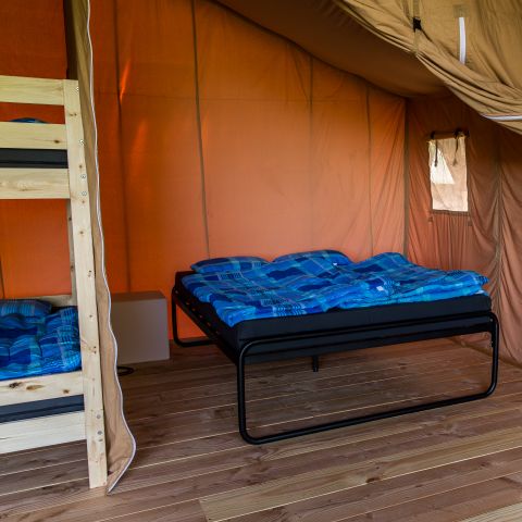 Tente en toile et en bois 6 personnes - y compris les installations sanitaires privées