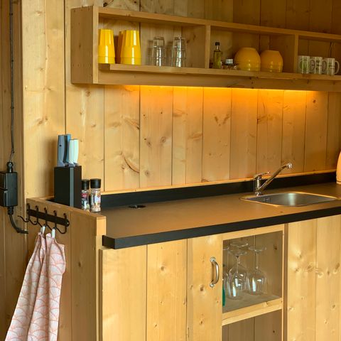 TENTE TOILE ET BOIS 6 personnes - y compris les installations sanitaires