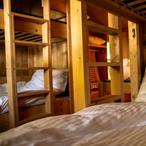 Tente en toile et en bois 6 personnes - y compris les installations sanitaires